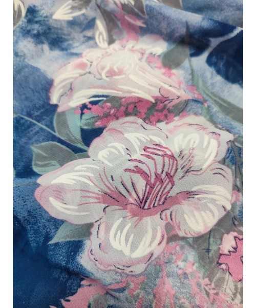 Elastyczna niebieska dzianina Jersey z białymi kwiatami